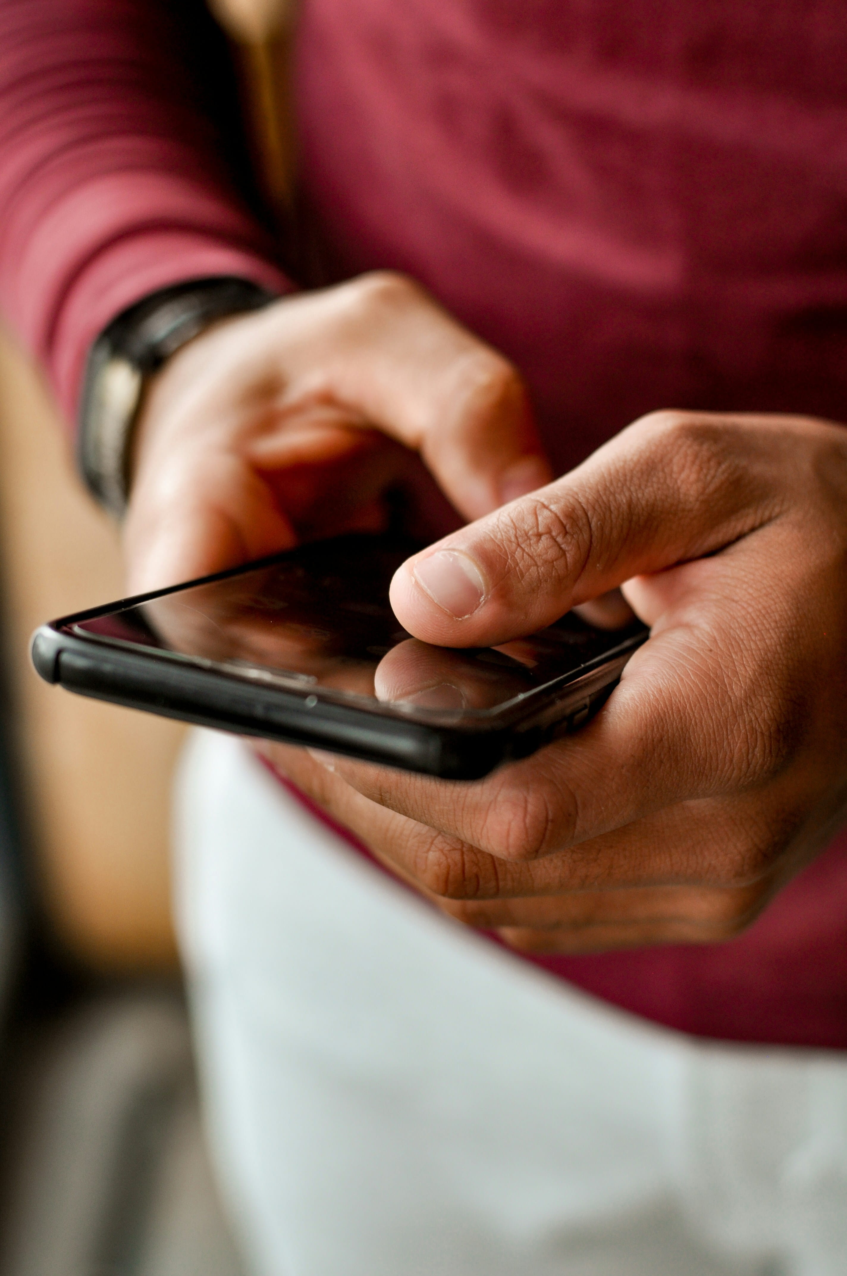 Roofer looking at the Total Tradesmen app on a phone
