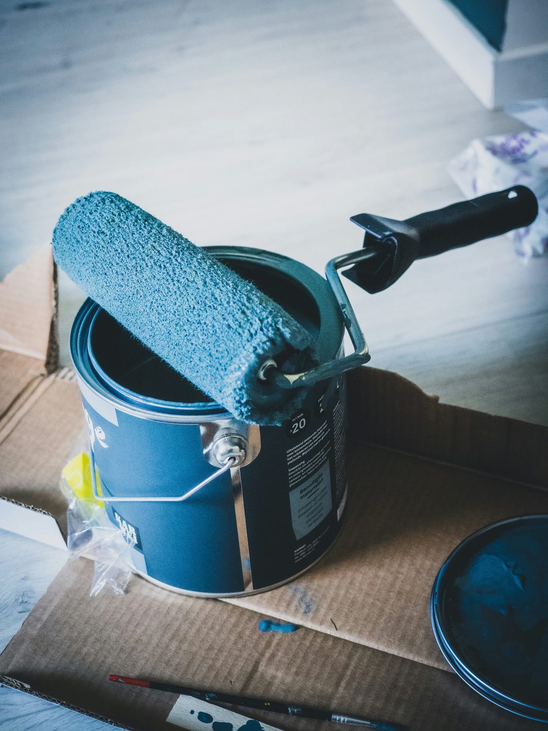 Paint bucket and decorating tools